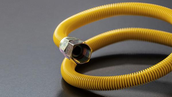 gas-connector-hose-on-table-hero-1800x500.png